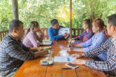 Yöneticileri grafik ekibine açıklayan.