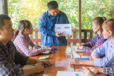 Yöneticileri grafik ekibine açıklayan.