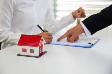 Bir kadın gayrimenkullü bir ev almak için sözleşme imzalar.