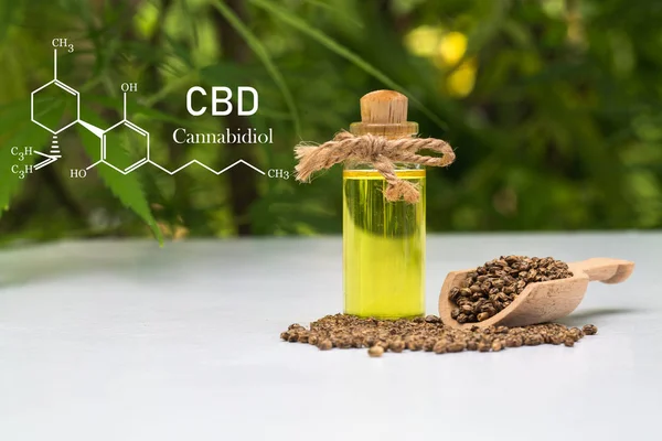 Hampa olja formula, CBD Cannabidiol i en glas flaska mot hampa — Stockfoto