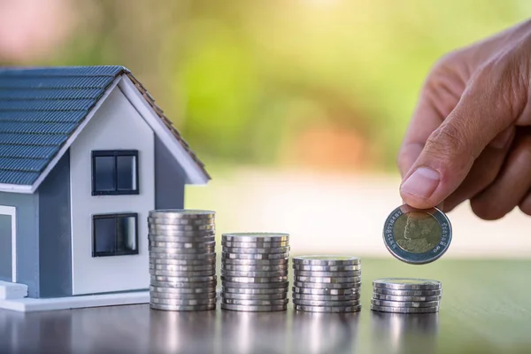 Planejamento de poupança de dinheiro de moedas para comprar uma casa, conceito para suporte — Fotografia de Stock