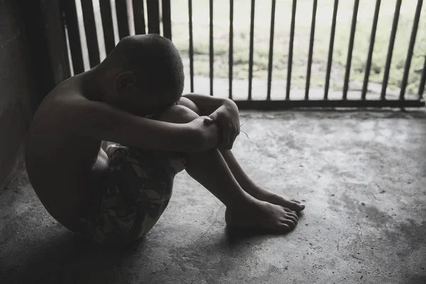 Anak yang menjadi korban dari proses perdagangan manusia dan memiliki — Stok Foto