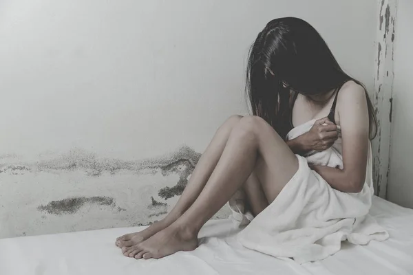 Jovem deprimida, violência doméstica e de estupro, espancada e rap — Fotografia de Stock