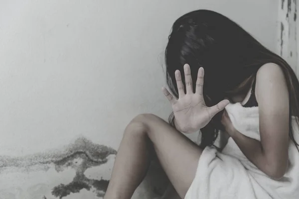Жертва изнасилования отчаяния в ожидании помощи, остановить сексуальные домогательства и — стоковое фото