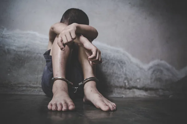 Criança que é vítima do processo de tráfico de seres humanos e tem — Fotografia de Stock