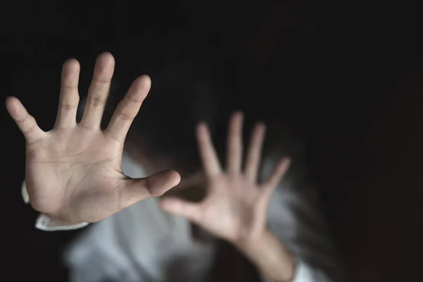 Donna alzò la mano per dissuadere, campagna fermare la violenza di nuovo — Foto Stock