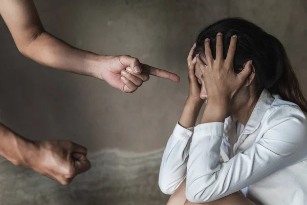 Hombre abusando físicamente de su novia, ayudar a la víctima de v doméstica —  Fotos de Stock