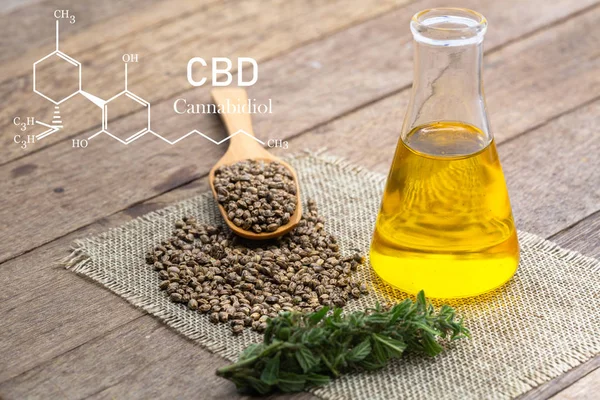 Hampa olja, CBD kemisk formel, cannabis olja i pipett och fåll — Stockfoto