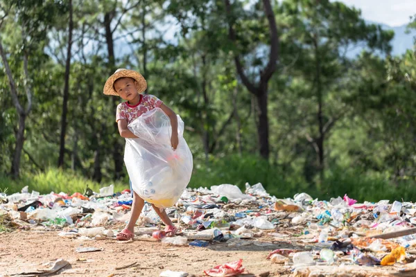 Los niños encuentran chatarra para la venta y los reciclan en vertederos, el — Foto de Stock
