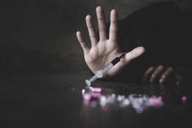  Karanlık arka plan üzerinde Insan elleri, Uyuşturucu bağımlılığı kavramı durdurun, Do