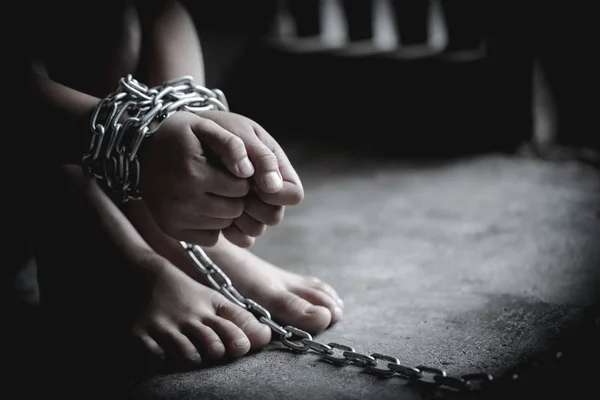 Hopeless man hands tied together with chain, Victims of human tr — Stock Photo, Image