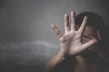Çocuk el işaretleriyle kampanyaya karşı kullanışlı durması için işaret veriyor 