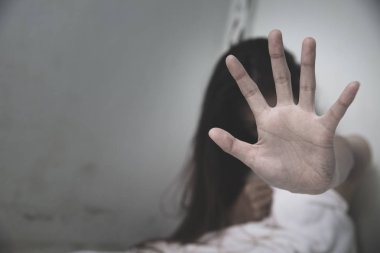 kadın cissuade için elini kaldırdı, Cinsel istismar ve tecavüz C durdurun