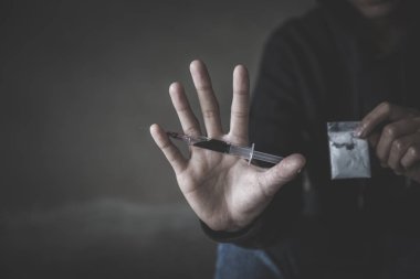 Uyuşturucu bağımlısı, şırıngalı genç bir kadın uyuşturucu bağımlısını durdurdu.