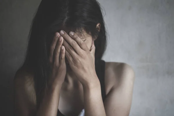 Een vrouw die het gezicht verbergt. Geweld tegen vrouwen concept. Depressief t — Stockfoto