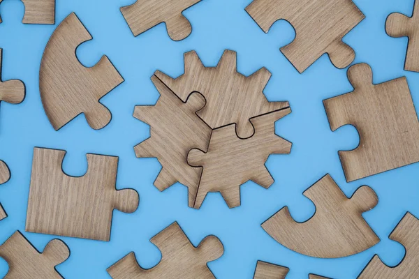 Puzzle in legno su sfondo blu — Foto Stock