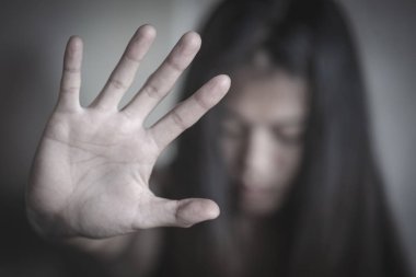 kadın cissuade için elini kaldırdı, Cinsel istismar ve tecavüz C durdurun