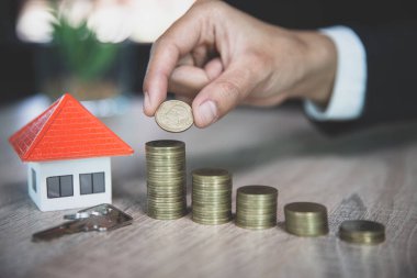 El model ev ile para sikke yığını koyarak; Emlak yatırımı