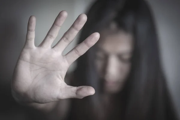 Mujer levantó la mano para disuadir, Detener el abuso sexual y la violación C — Foto de Stock