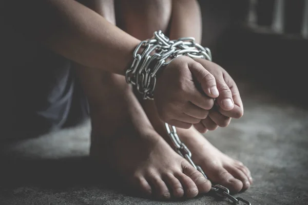 El niño estaba atado con una cadena y estaba en una celda. Deja de violar —  Fotos de Stock