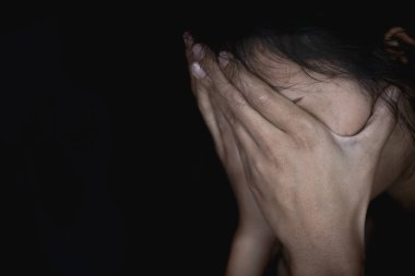 Yüzlerini saklayan bir kadın. Kadına karşı şiddet kavramı. Depresif t