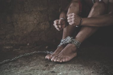 Elleri kelepçeli bir adam. Şiddet ve suistimal konsepti. Mağdurlar 