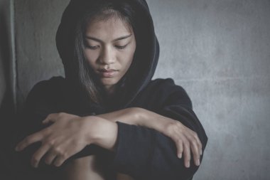 Yalnız ve ürkek Asyalı kadın, insan ticareti kavramı. Depresyon.