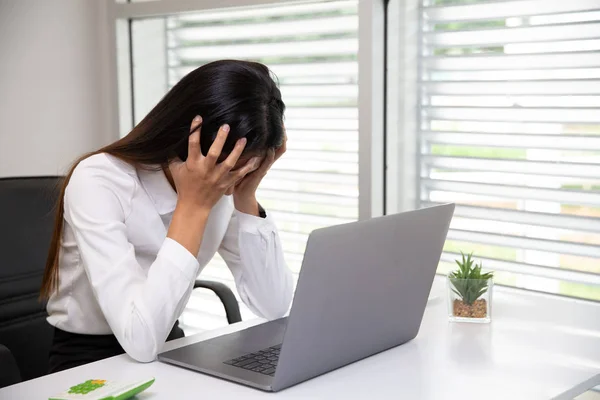 Concepto de fracaso laboral, mujer de negocios con dolor de cabeza mientras trabaja — Foto de Stock