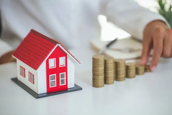 Hand putting geld munt stack met model huis; Vastgoed investm — Stockfoto