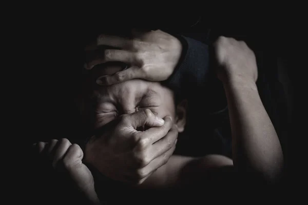 Przerażony chłopiec z ręką dorosłego mężczyzny zakrywającą jej usta. Zatrzymaj się. — Zdjęcie stockowe
