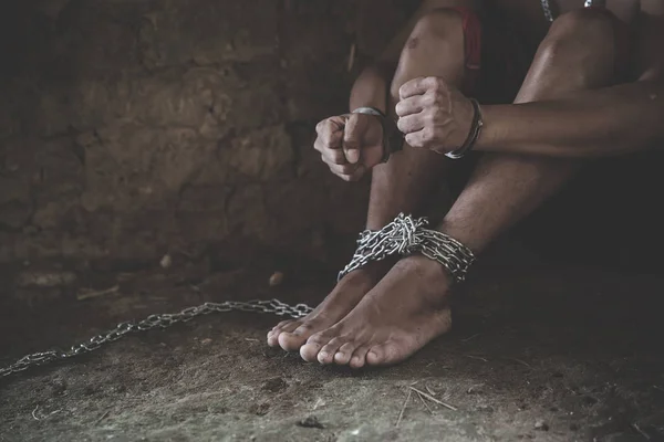 Чоловік у наручниках. насильство та зловживання концепцією. жертв — стокове фото