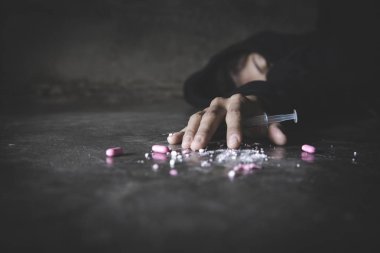 Bir uyuşturucu bağımlısı ve narkotik şırınga ile bir şırınga insan eli 