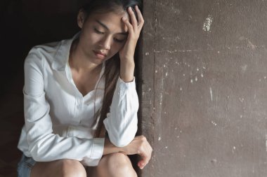 Yalnız ve depresif bir kadın. Depresyondaki kadın oturur