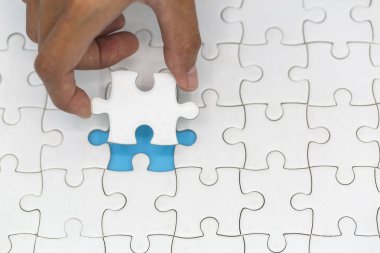 Elle yapbozun son parçasını yerleştirdim, jigsa parçaları.