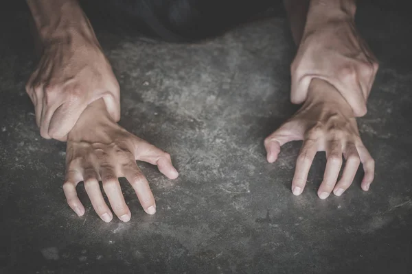 Mano de hombre sosteniendo una mano de mujer por violación y abuso sexual, pro —  Fotos de Stock