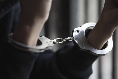 Kadın elleri kelepçeli, insan ticareti kavramı, şiddeti durdurun.