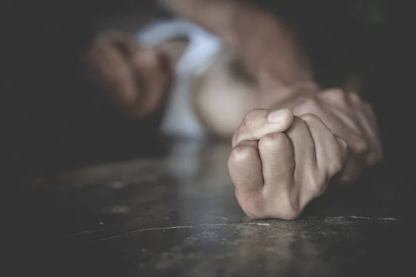 Close-up de mãos de homem segurando uma mulher mãos para estupro e sexual — Fotografia de Stock