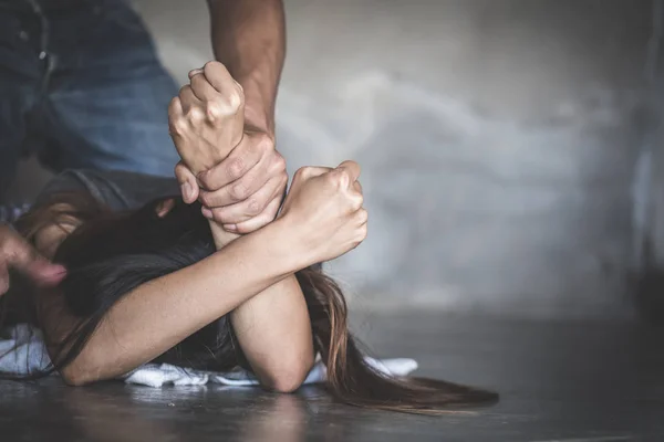 Чоловіча рука тримає жінку за зґвалтування та сексуальне насильство. Зображення — стокове фото
