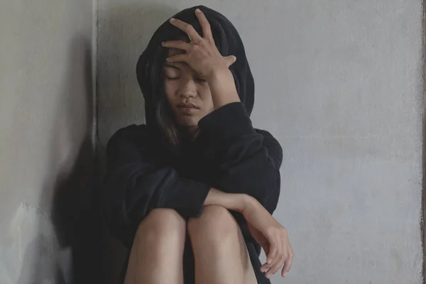 Przygnębiony i beznadziejny nastolatek dziewczyna siedzi sam po użyciu d — Zdjęcie stockowe