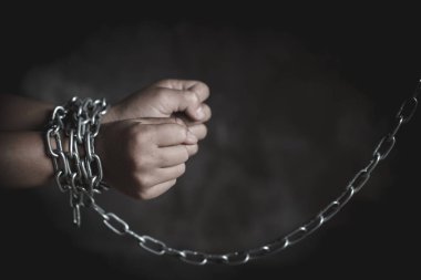 Zincirle bağlı çocuk elleri, insan kaçakçılığı, şiddet