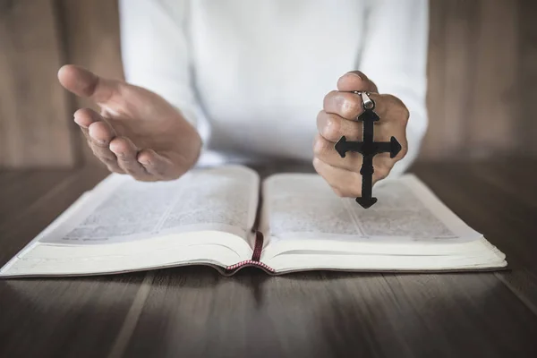 Religieuze jonge vrouw die in de ochtend tot God bidt, spirtualiteit — Stockfoto