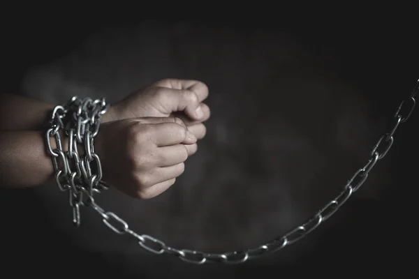 Manos de niños atadas con cadenas, trata de personas, violencia aga —  Fotos de Stock
