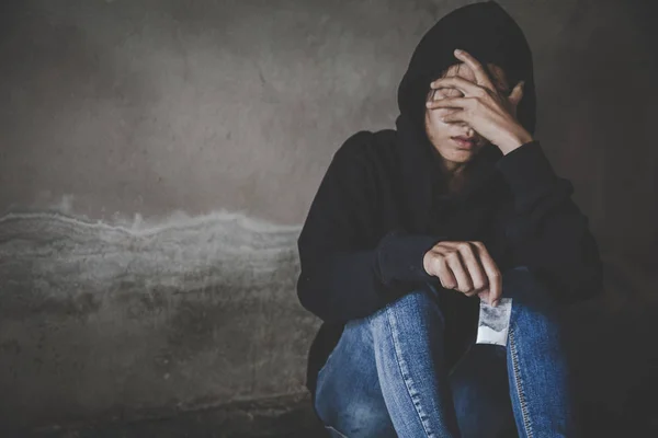Depresi dan putus asa gadis remaja duduk sendirian setelah menggunakan d — Stok Foto
