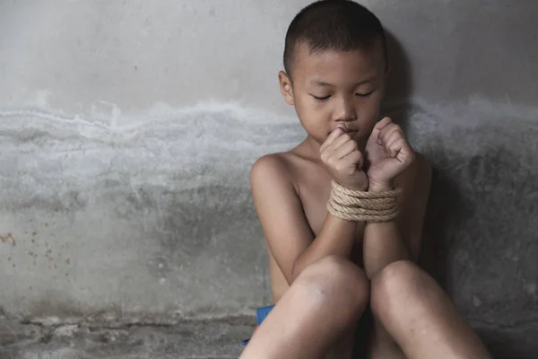 El niño está atado por una cuerda, Alto a la Violencia Infantil y la Trata de Personas — Foto de Stock