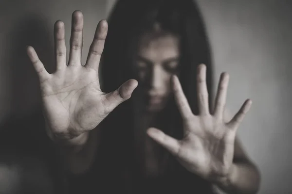 Donne schiavitù alzare le mani contro la violenza contro le donne, interno — Foto Stock