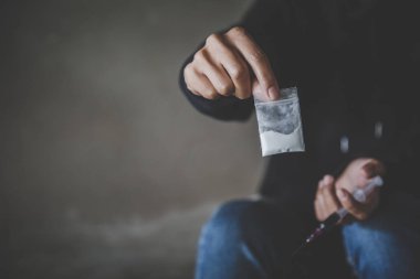 Elinde uyuşturucu şırınga enjeksiyonu eroin tutan adam. Uyuşturucu