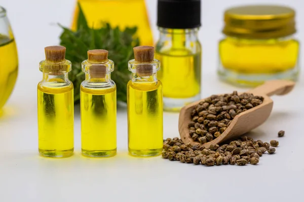 CBD olie hennep producten, medicinale cannabis met extract olie in een — Stockfoto