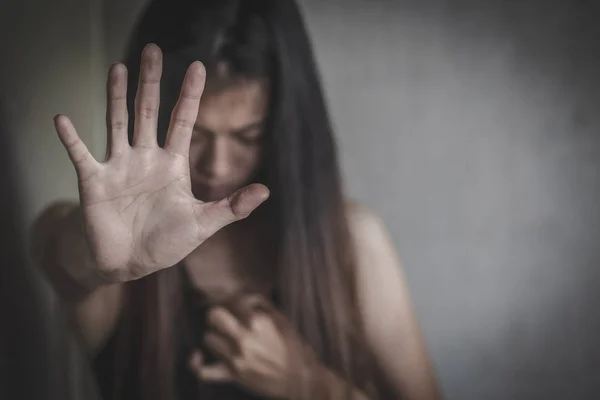 La esclavitud de las mujeres levanta las manos contra la violencia contra las mujeres, interna —  Fotos de Stock