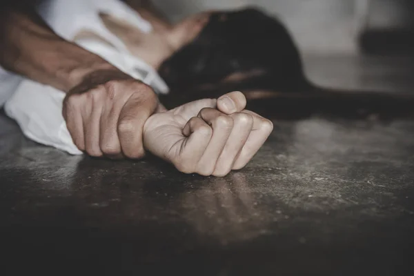 Mão de homem segurando uma mão de mulher por estupro e abuso sexual — Fotografia de Stock