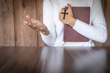 İncil ve çapraz, dua sabah tutarak dua kadın